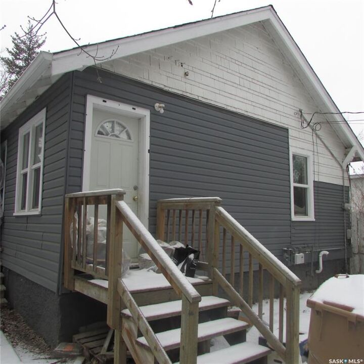 Property Photo: 1437 Elphinstone Street SK S4T 3M7