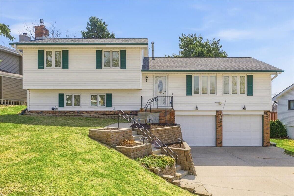 Property Photo:  9517 Sprague  Street  NE 68134 