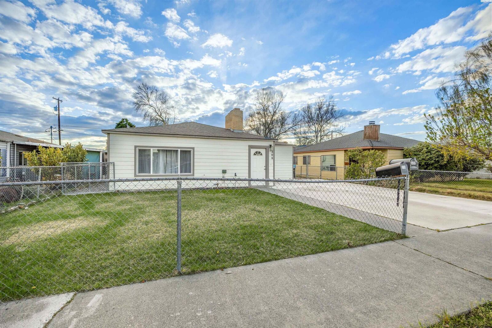 Property Photo:  308 &Amp 310 N 12th Ave  WA 99301 