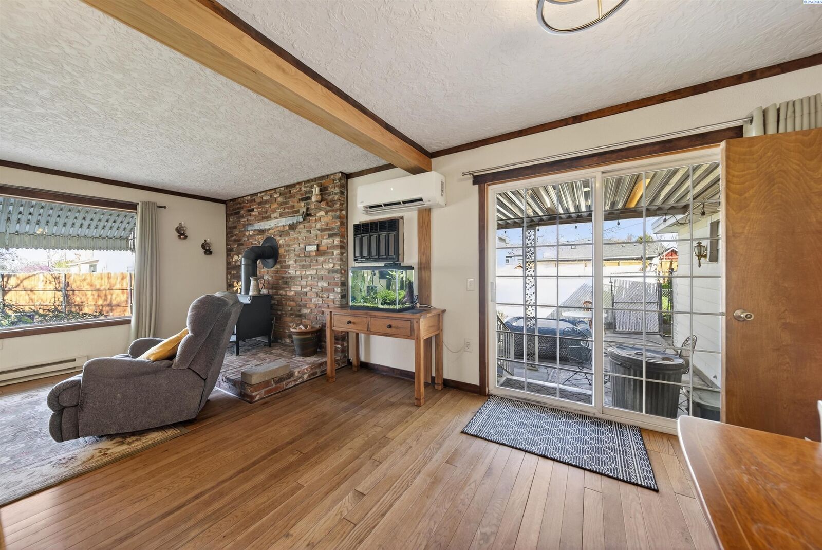 Property Photo:  1011 Comstock St  WA 99352-4523 