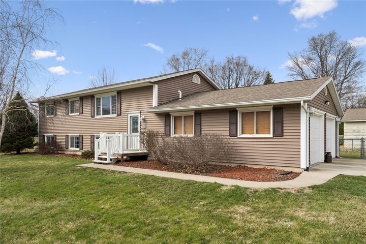 Property Photo:  601 E 11th St Street  IA 52349 