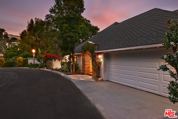 Property Photo:  2882 Belden Dr  CA 90068 