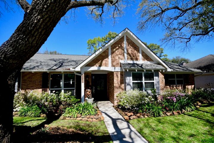 Property Photo:  6230 Queensloch Drive  TX 77096 