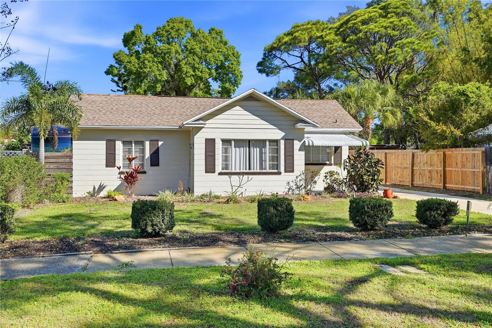 Property Photo: 755 Alamanda Way S FL 33705