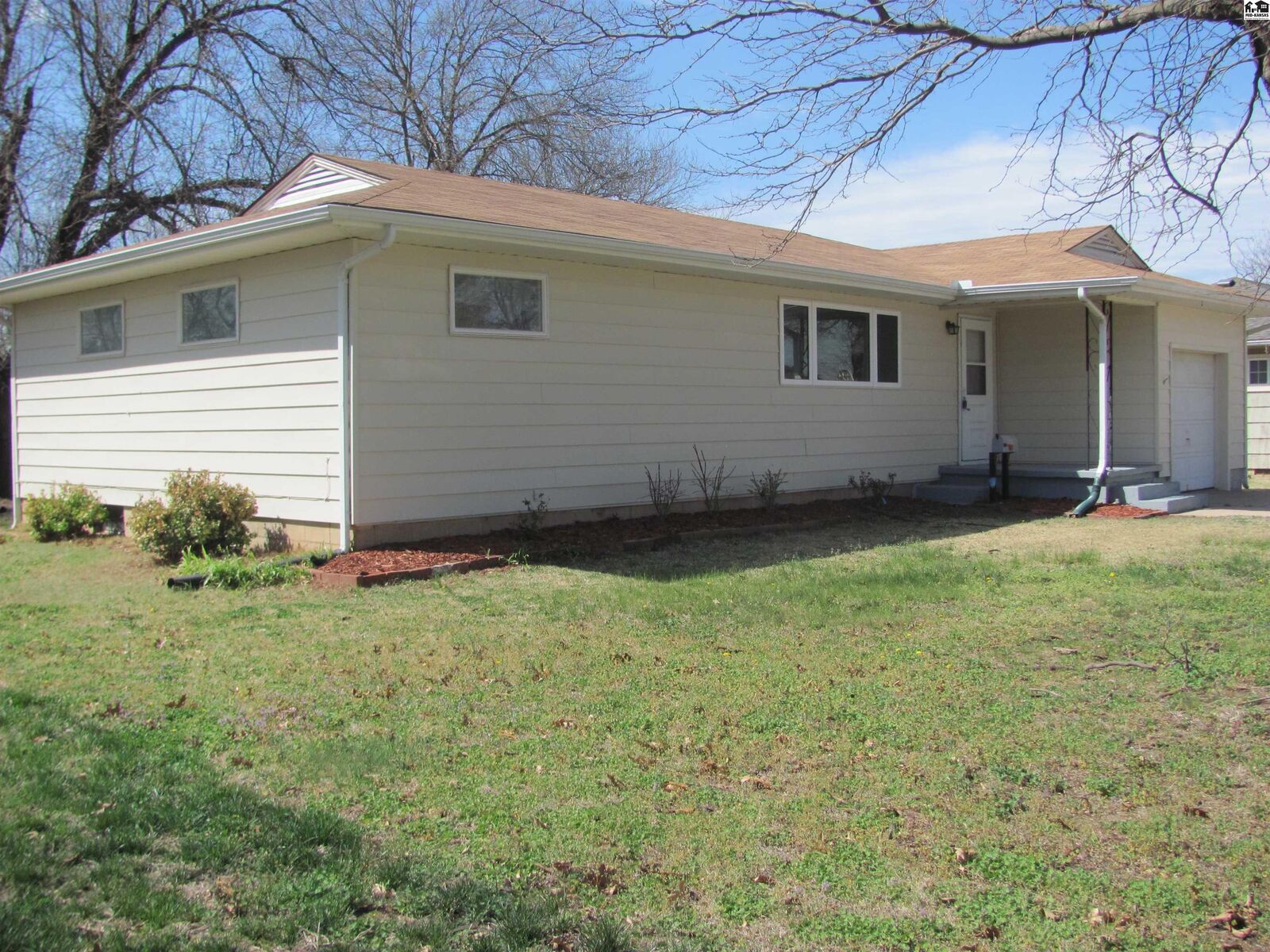 Property Photo:  1815 N Sidney St  KS 67068 