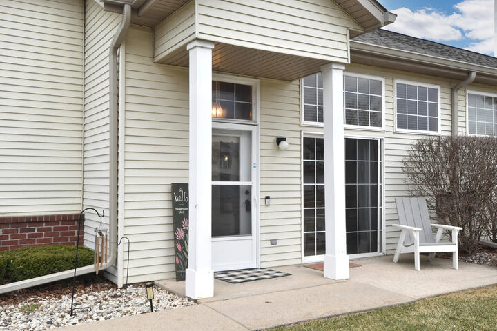 Property Photo:  2424 Fox River Pkwy F  WI 53189 