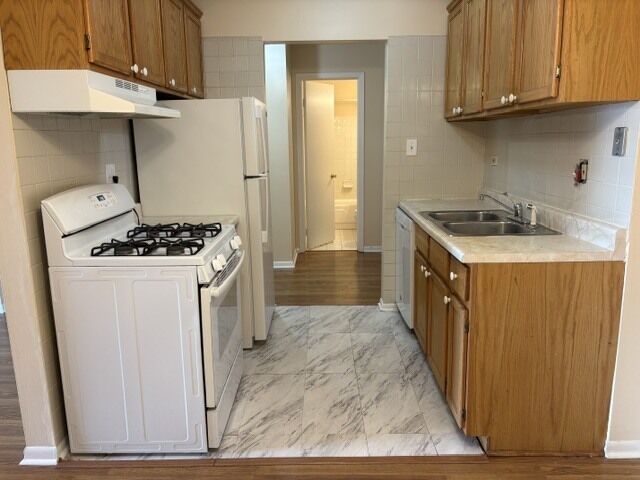 Property Photo: 8901 N Western Avenue 203 IL 60016