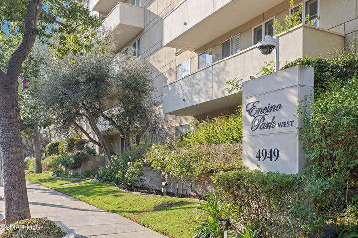 Property Photo: 4949 Genesta Avenue 412 CA 91316