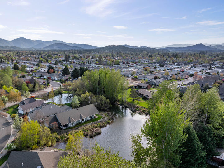 Property Photo:  1206 Devonshire Way  OR 97527 