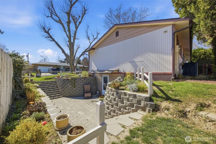 Property Photo:  1840 W 11th Avenue  WA 99337 