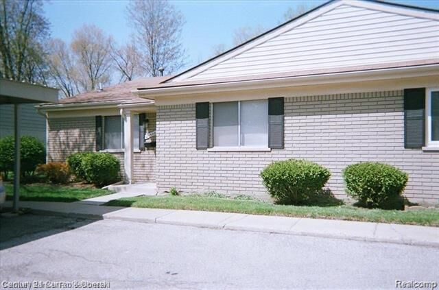 Property Photo:  26596 Franklin Pointe Drive  MI 48034 