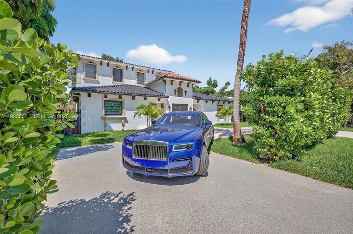 Property Photo: 941 NE 119th St FL 33161