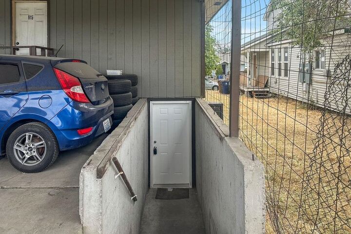 Property Photo:  911 E Bridgeport Ave  WA 99207 