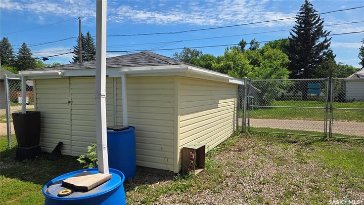 Property Photo:  1005 Lillooet Street W  SK S6H 4Z9 