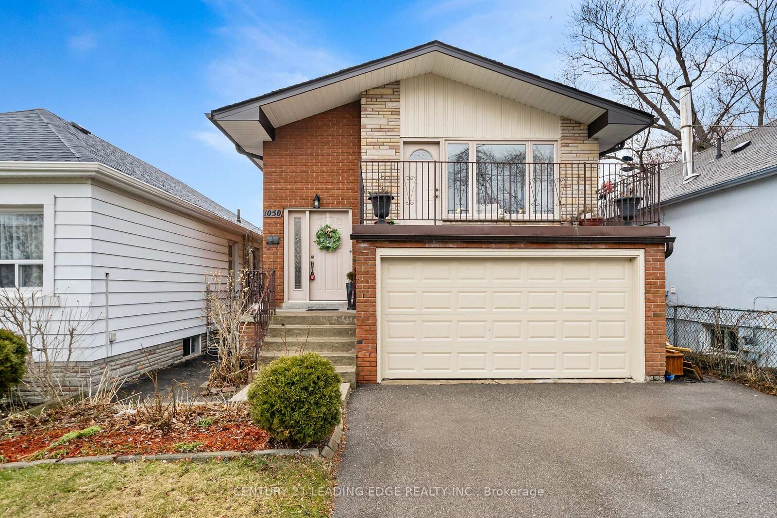 Property Photo:  1050 Alexandra Avenue  ON L5E 1Z8 