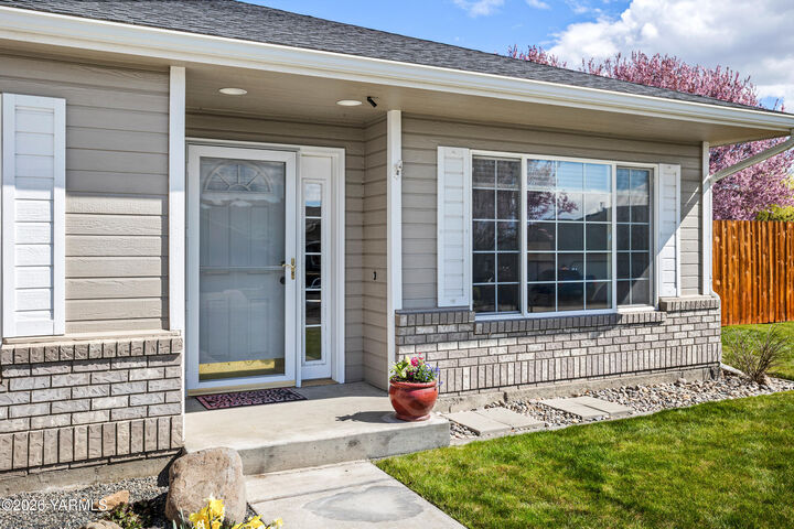 Property Photo: 607 Tumac Dr WA 98901