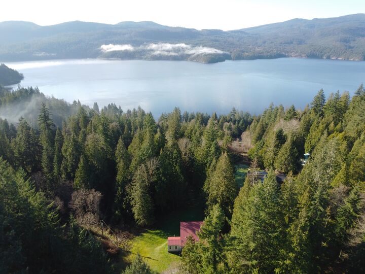 7095 Sechelt Inlet Road — photo 1