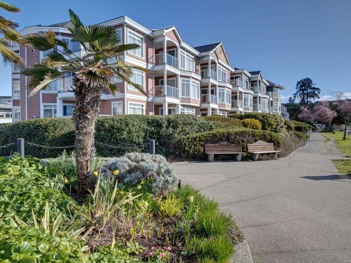 Property Photo: 5470 Inlet Avenue 205 BC V7Z 0H4
