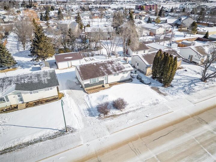 Property Photo:  813 James Avenue  MB R0E 0C0 
