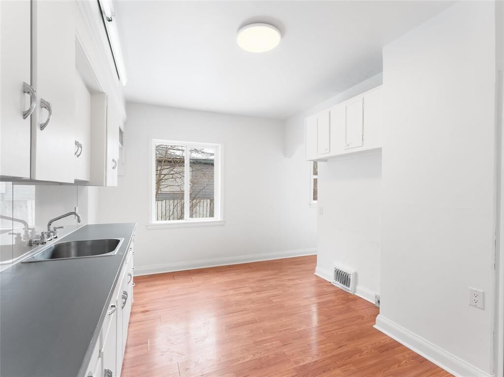 Property Photo:  492 Flora Avenue  MB R2W 2S1 