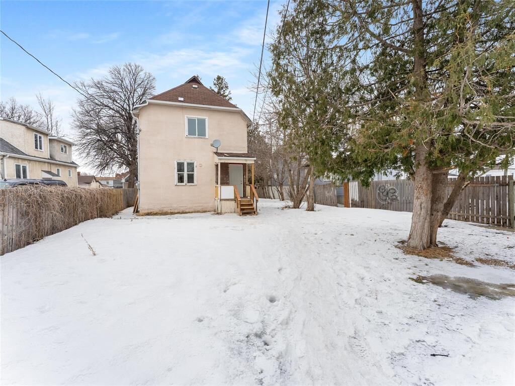 Property Photo:  492 Flora Avenue  MB R2W 2S1 