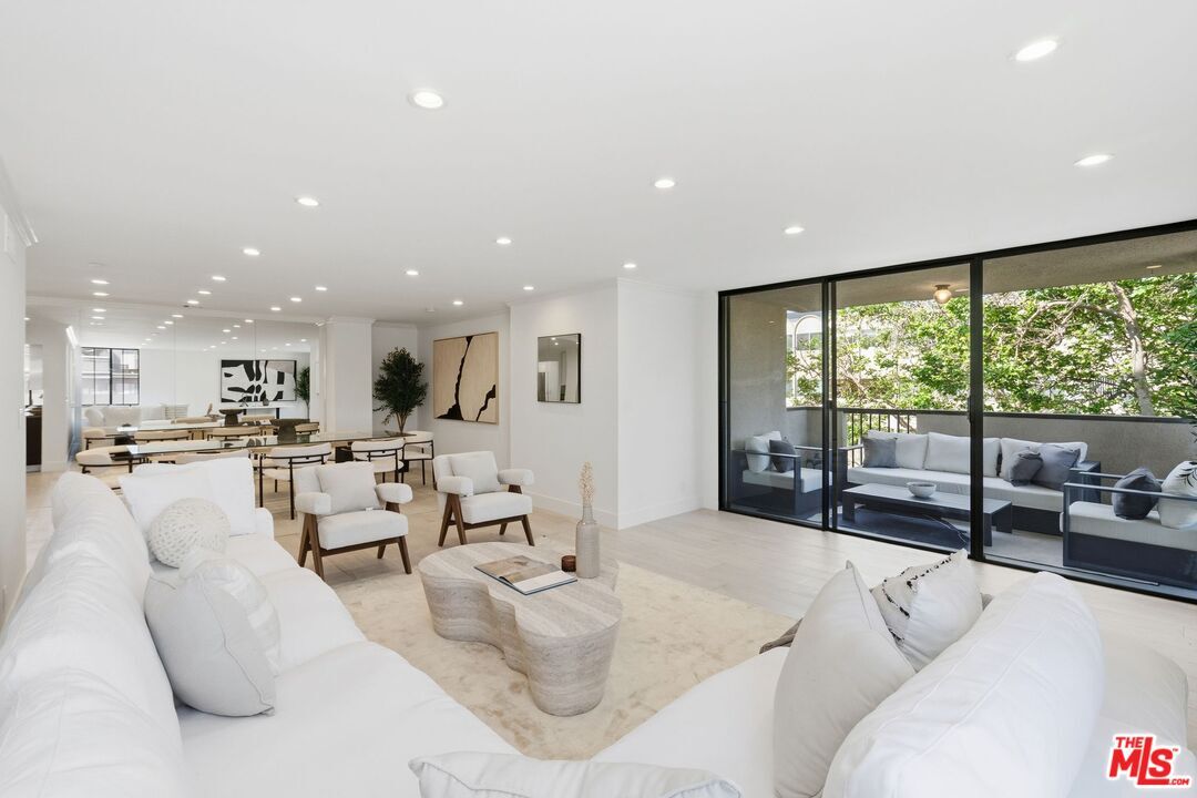 Property Photo:  150 N Almont Dr  CA 90211 