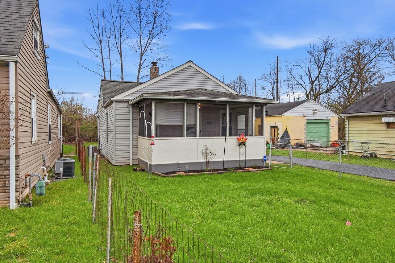 Property Photo:  1082 Whitethorne Avenue  OH 43223 