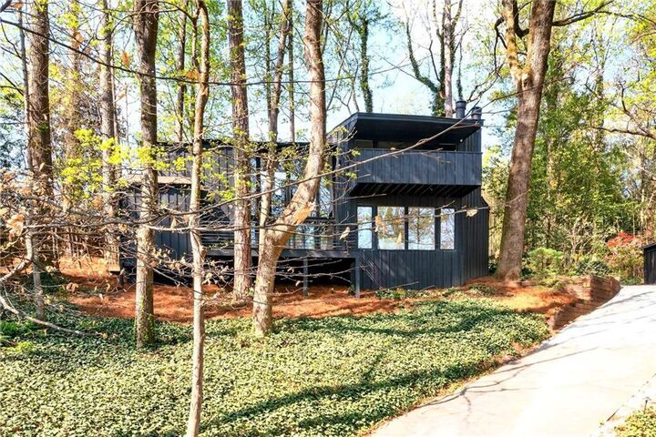 Property Photo: 5020 Vallo Vista Court GA 30342