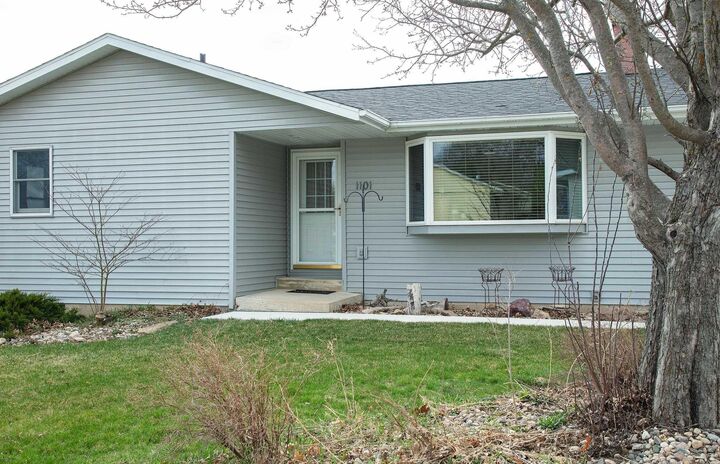 Property Photo:  1101 9th St NW  IA 50677 