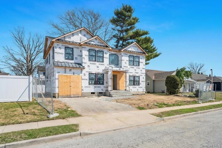 Property Photo:  516 Lariat Lane  NY 11714 