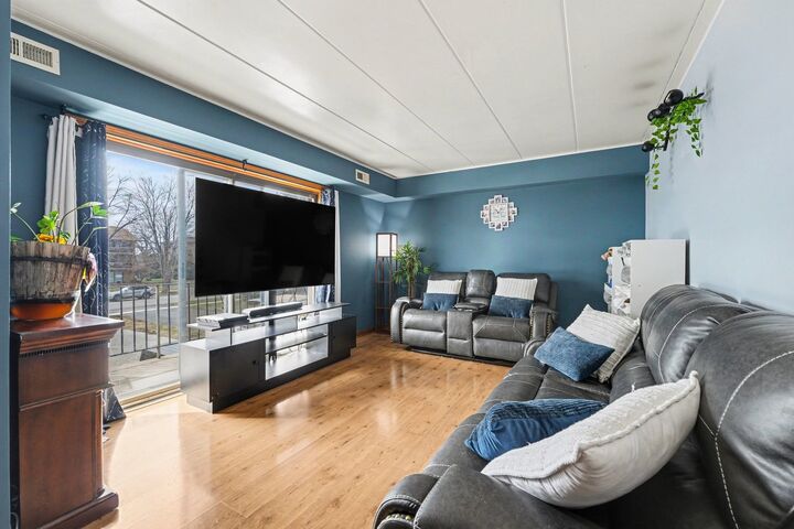 Property Photo: 9826 Treetop Drive 2W IL 60462