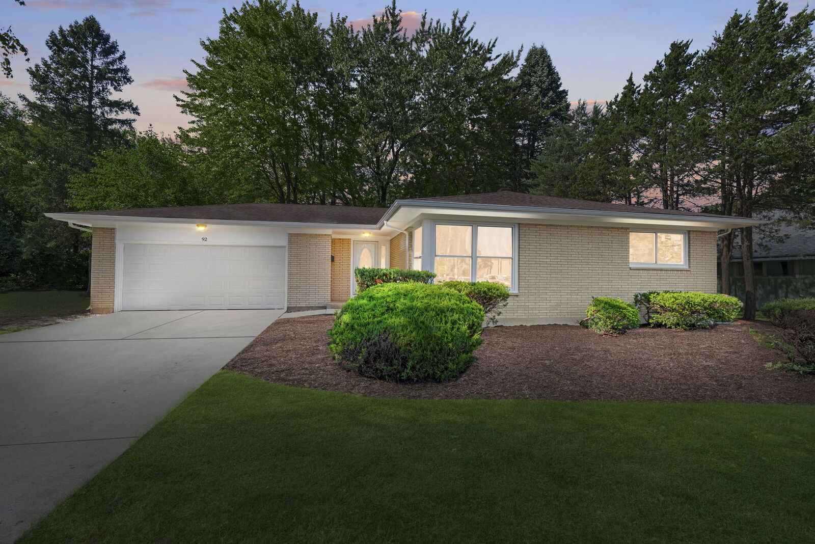 Property Photo:  92 N Airlite Street  IL 60123 