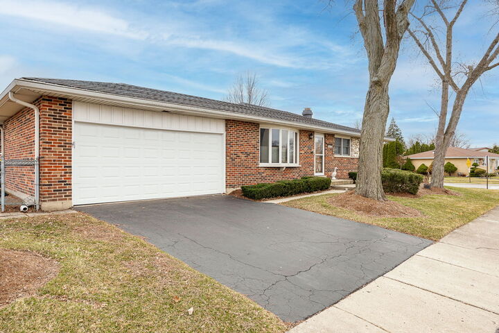 Property Photo: 494 Flint Trail IL 60188