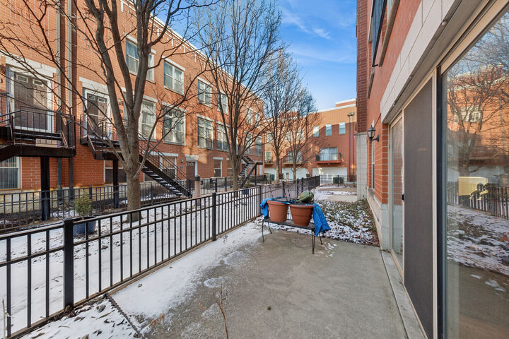 Property Photo:  347 E 25th Place 1E  IL 60616 