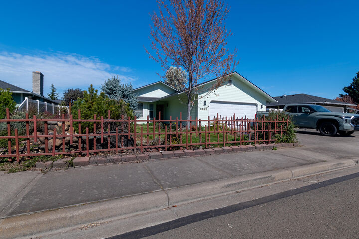 Property Photo:  3285 Blackthorn Way  OR 97504 