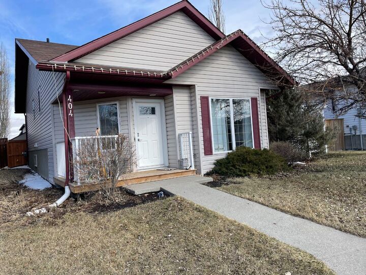Property Photo:  404 18 Street SE  AB T1V 1W3 