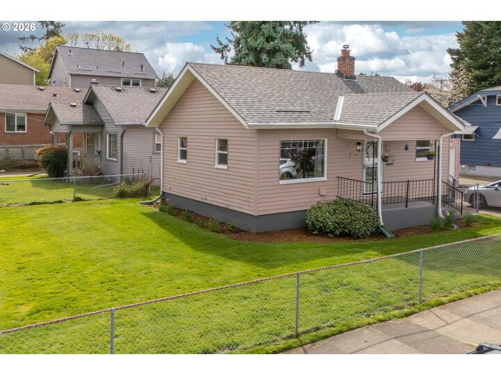 Property Photo:  1810 N McClellan St  OR 97217 