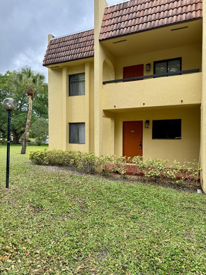 Property Photo:  912 SW 9th St Circle SW 101  FL 33486 