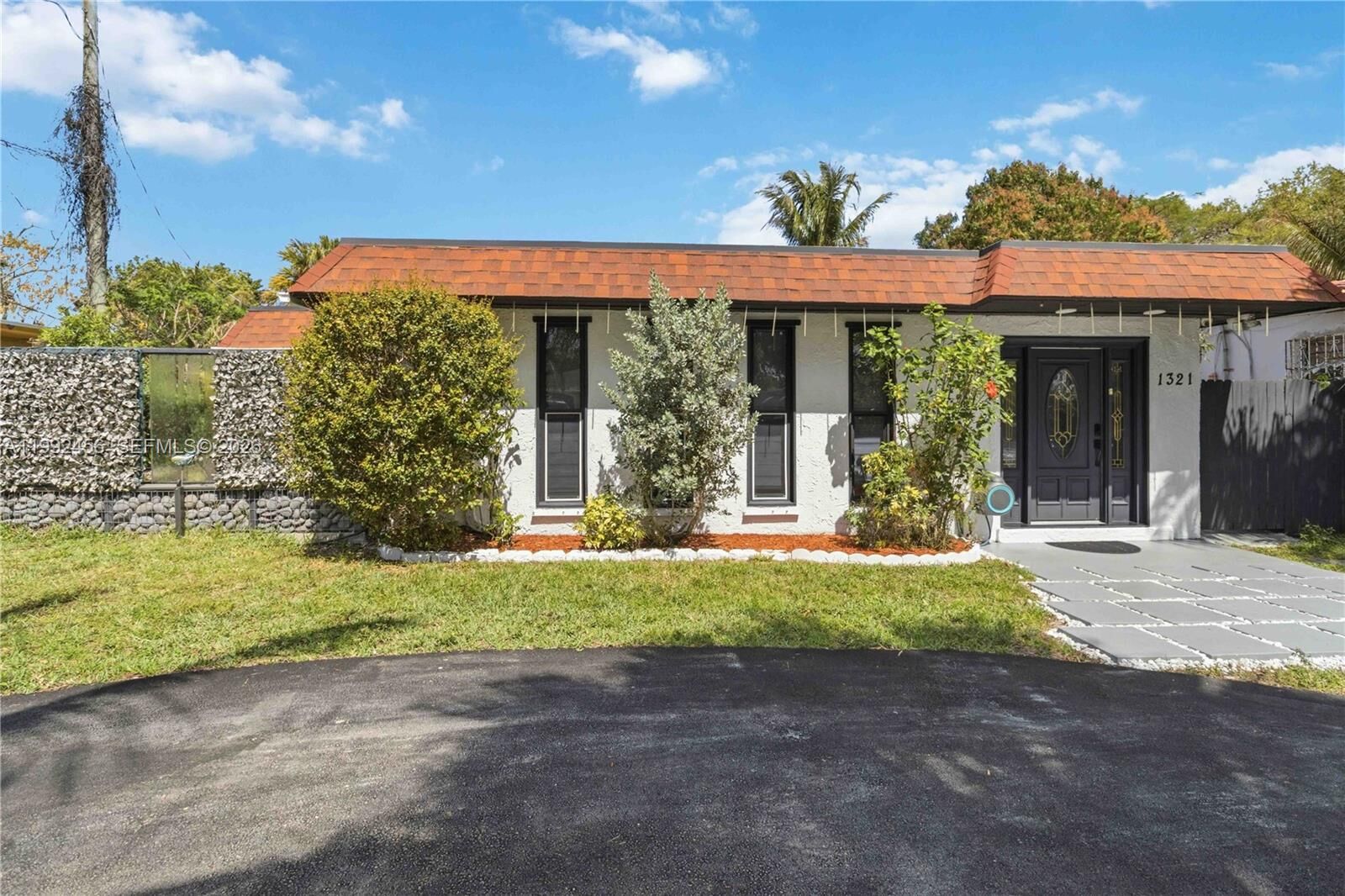 Property Photo: 1321 NE 148th St FL 33161