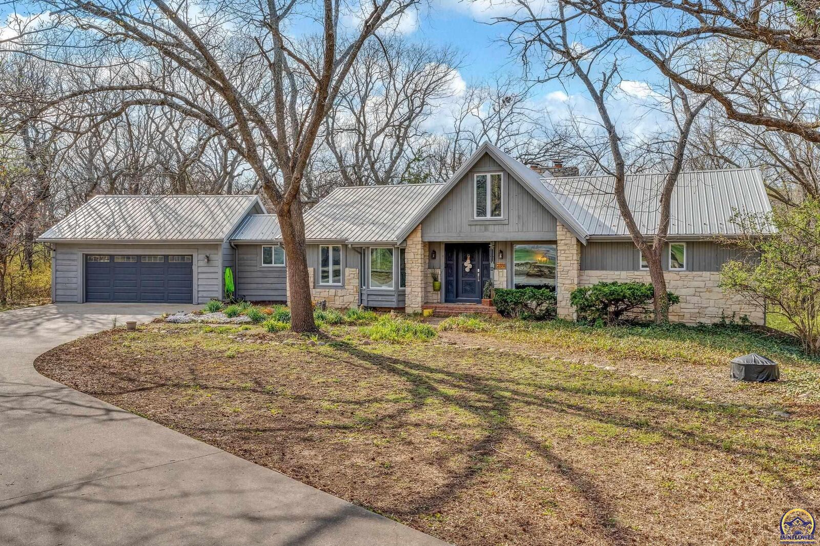 Property Photo:  2331 SE Libra Ave  KS 66605 