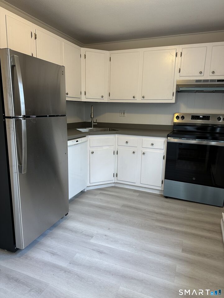 Property Photo:  18 Canterbury Arms 18  CT 06776 