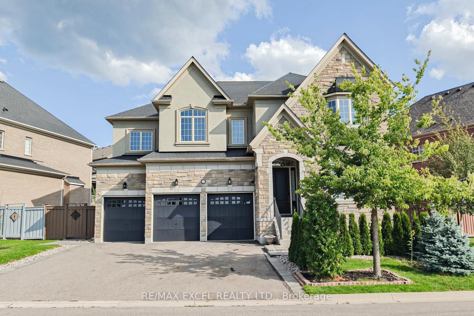 Property Photo: 21 Paradise Valley Trail ON L7B 0A5