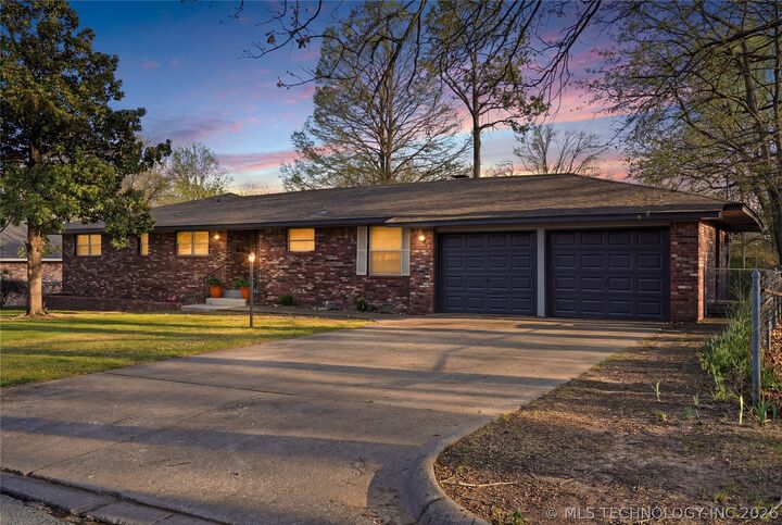 Property Photo:  802 E Seneca  OK 74464 