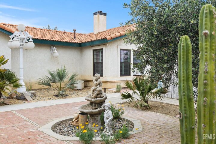 Property Photo:  5504 E White Lane  CA 93307 