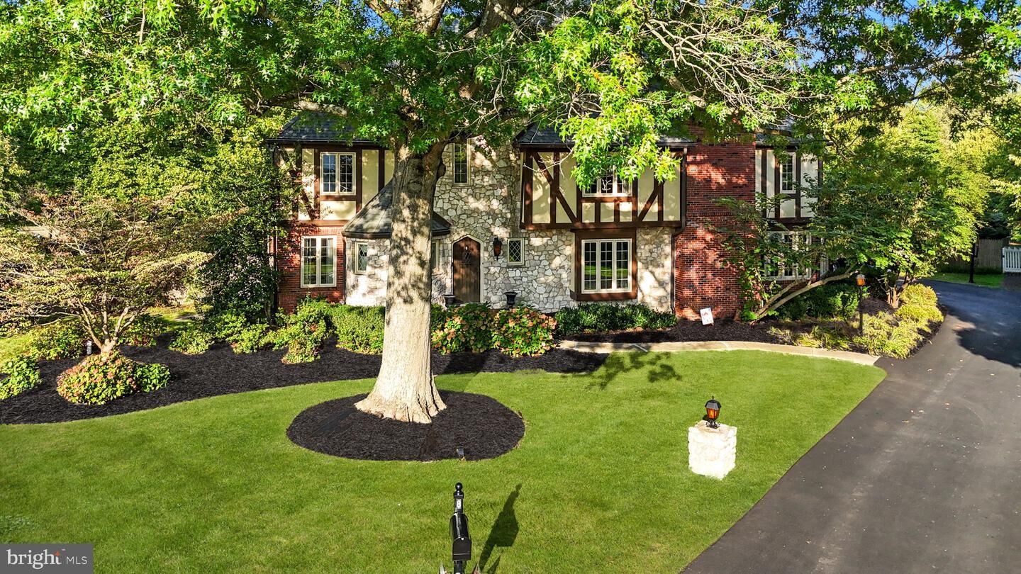 Property Photo:  8 Moon Circle  PA 19067 