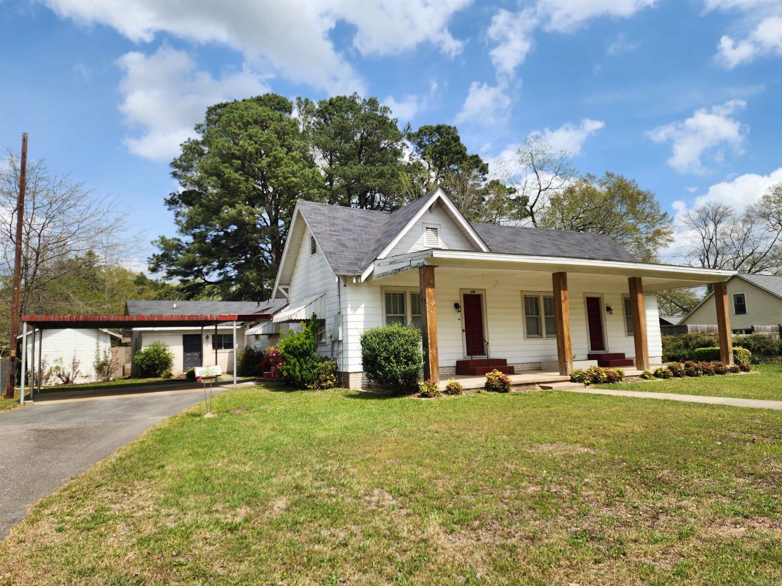 Property Photo:  206 W High St  AR 72150 