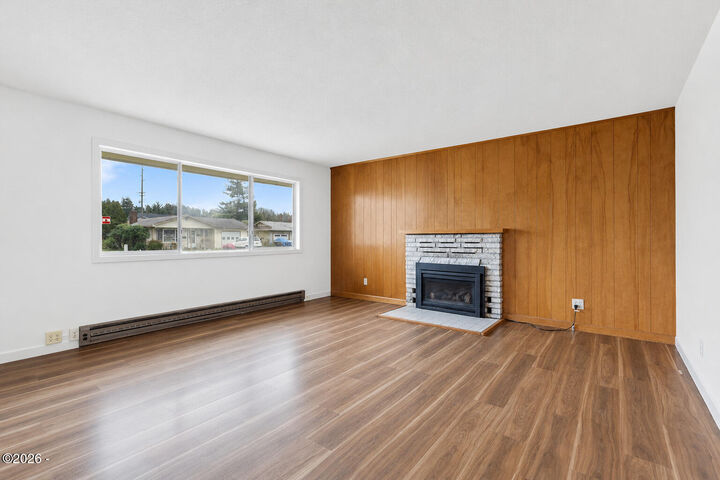 Property Photo:  919 NE Eads Street  OR 97365 