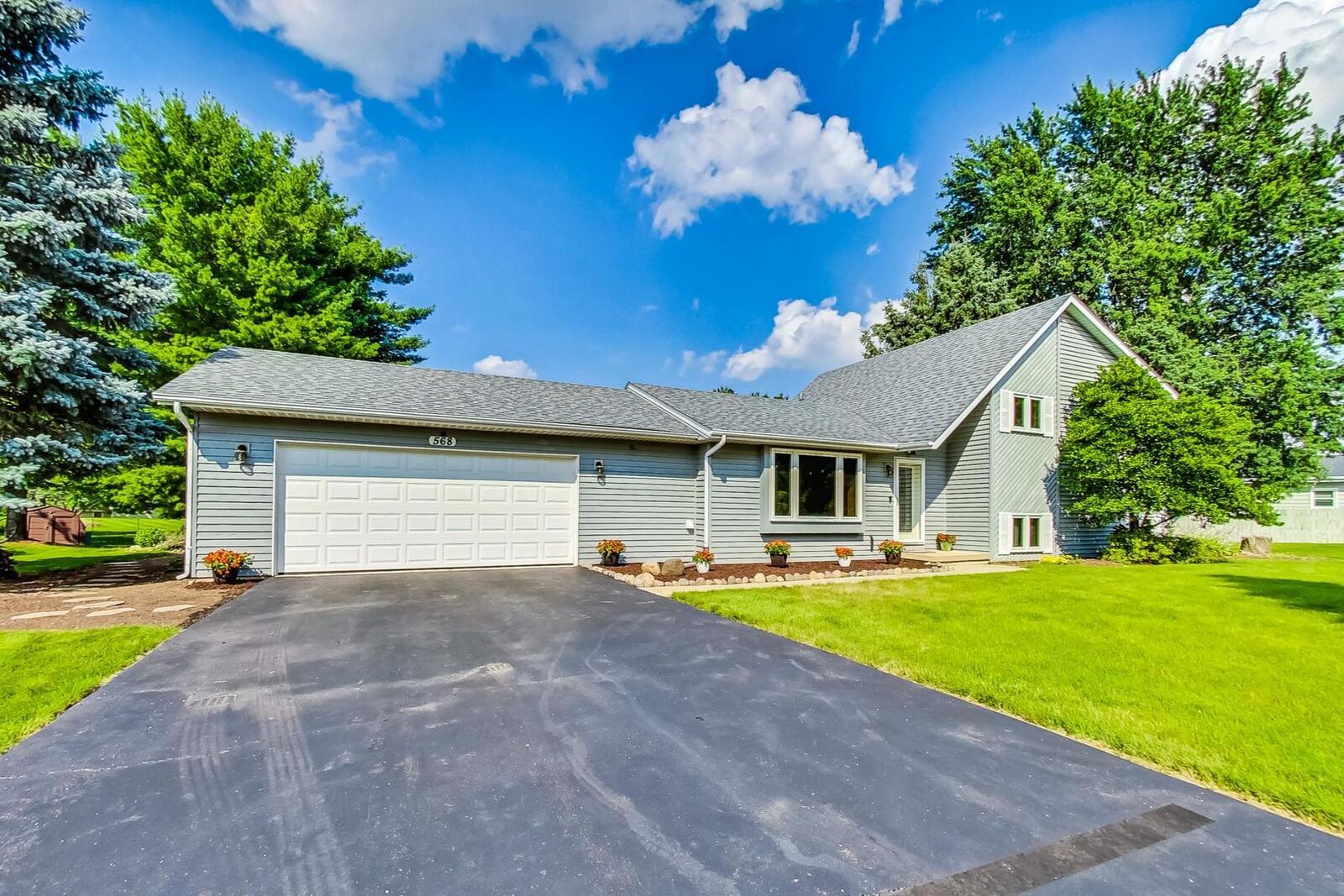 Property Photo:  568 Pamela Court  IL 60136 