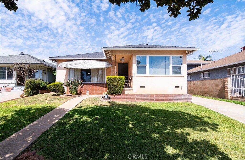 Property Photo:  2204 W Victoria  CA 90640 