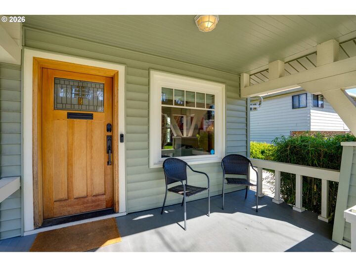 Property Photo:  2023 SE Pine St  OR 97214 